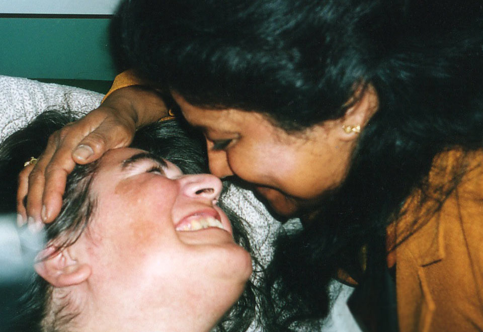 Foto einer liebevollen Begegnung zwischen Pflegekraft und Patientin